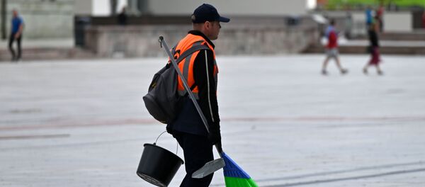 Дворник на улице Вильнюса - Sputnik Литва