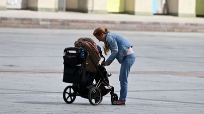Молодая женщина с коляской на улице Вильнюса