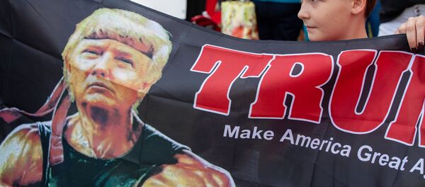 Мальчик на улице во время проезда кортежа с президентом США Дональдом Трампом в Висконти Мальчик на улице во время проезда кортежа с президентом США Дональдом Трампом в Висконти - Sputnik Lietuva