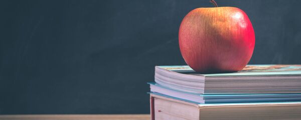Яблоко и учебники Яблоко и учебники - Sputnik Литва