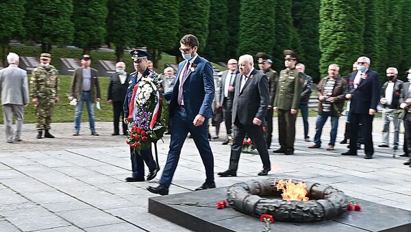 В Вильнюсе на воинском мемориале почтили память участников Второй мировой - Sputnik Литва