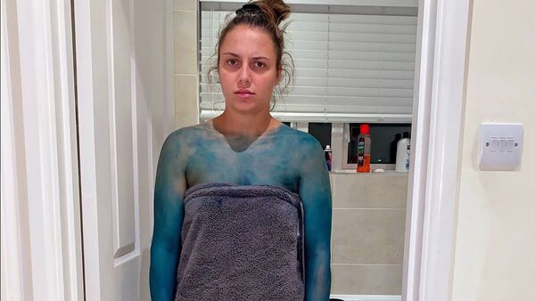 Блогер разыграл девушку в ванне с красителем и шокировал подписчиков - Sputnik Литва