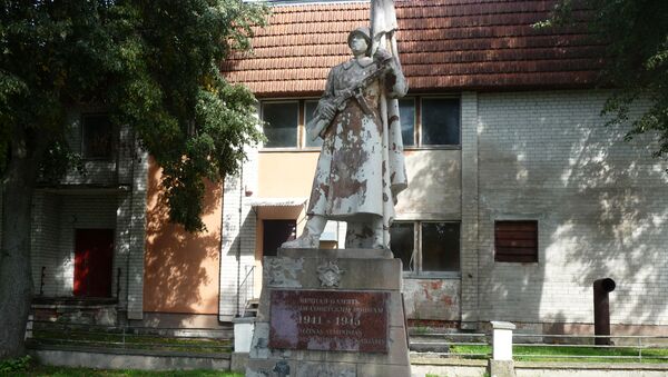 Išniekintas Raudonosios armijos paminklas Žiežmariuose  - Sputnik Lietuva