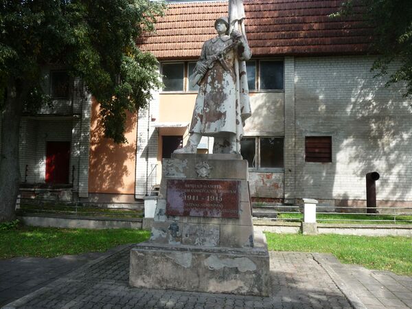 Оскверненный памятник красноамрейцам в городе Жежмаряй - Sputnik Литва