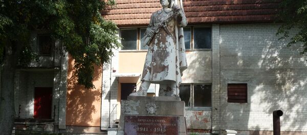 Išniekintas Raudonosios armijos paminklas Žiežmariuose Išniekintas Raudonosios armijos paminklas Žiežmariuose - Sputnik Lietuva