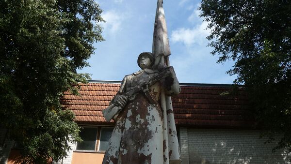 Оскверненный памятник красноамрейцам в городе Жежмаряй - Sputnik Lietuva