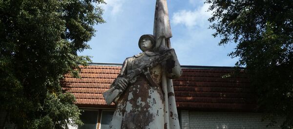 Оскверненный памятник красноамрейцам в городе Жежмаряй Оскверненный памятник красноамрейцам в городе Жежмаряй - Sputnik Lietuva