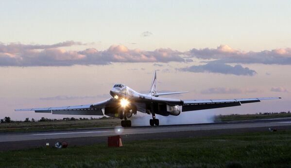 Стратегический бомбардировщик-ракетоносец Ту-160 на авиабазе ВВС России в городе Энгельсе - Sputnik Литва
