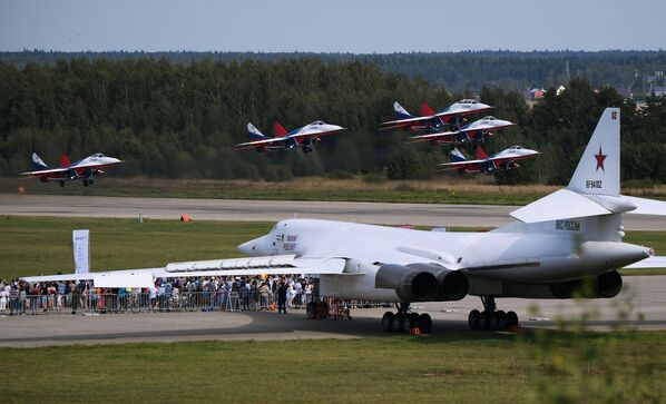 Пилотажная группа Стрижи на истребителях МиГ-29 и самолет Ту-160 Василий Решетников - Sputnik Литва