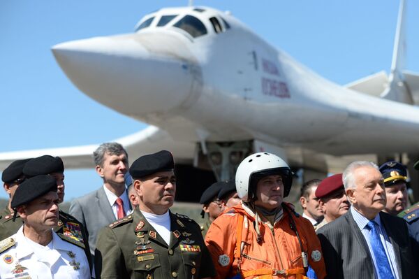 Министр обороны Венесуэлы Владимир Падрино Лопес на фоне самолета ТУ-160 - Sputnik Литва