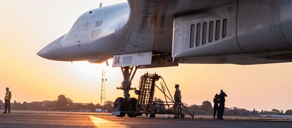 Стратегический бомбардировщик-ракетоносец Ту-160 на авиабазе в ЮАР - Sputnik Литва