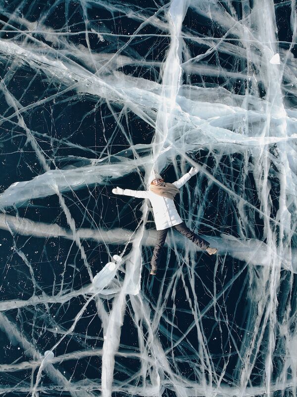 Девушка лежит на льду замерзшего Байкала - Sputnik Lietuva