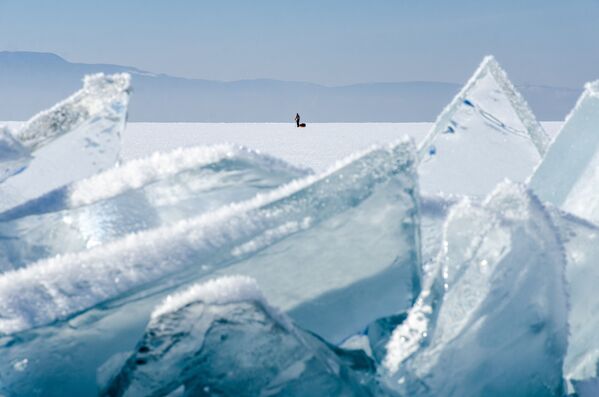 Фигура человека на льду озера Байкал - Sputnik Lietuva