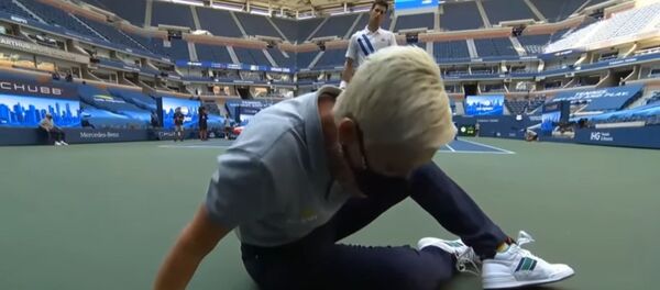 Джокович запустил в судью мячом и получил бан на US Open Джокович запустил в судью мячом и получил бан на US Open - Sputnik Литва