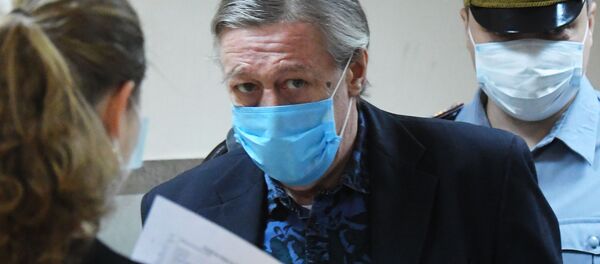 Актёр Михаил Ефремов входит в здание Пресненского суда города Москвы, 8 сентября 2020 года - Sputnik Литва