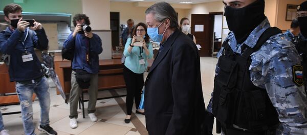 Актёр Михаил Ефремов (в центре) в здании Пресненского суда города Москвы, 8 сентября 2020 года Актёр Михаил Ефремов (в центре) в здании Пресненского суда города Москвы, 8 сентября 2020 года - Sputnik Lietuva