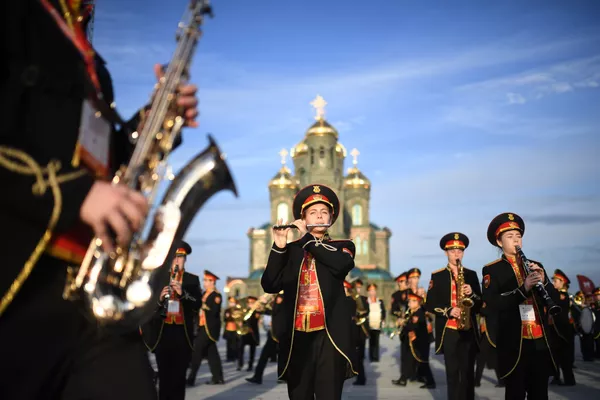 Участники показательного концерта выступили на площади перед главным храмом Вооруженных сил