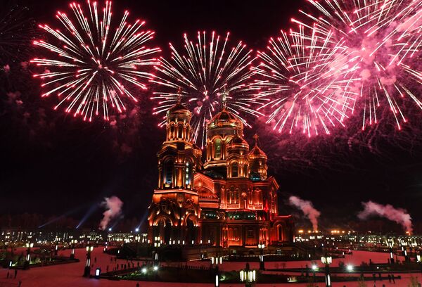 За две минуты в небо запустили 560 фейерверков в цветах Победы — красном и золотом - Sputnik Lietuva