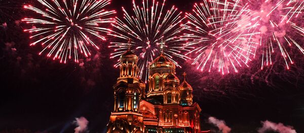 За две минуты в небо запустили 560 фейерверков в цветах Победы — красном и золотом - Sputnik Lietuva