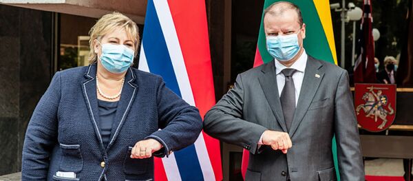 Премьер-министр Норвегии Эрна Сольберг и Саулюс Сквернялис - Sputnik Литва