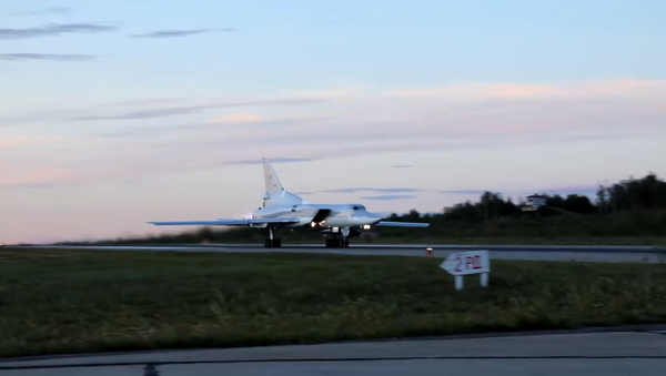 Полеты экипажей Ту-22М3 в темное время суток в Мурманской области - Sputnik Литва
