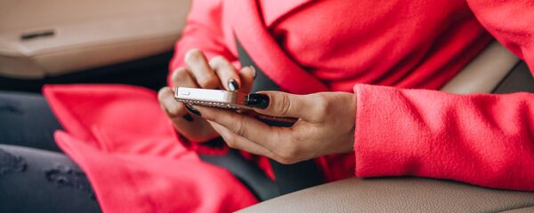 Девушка держит телефон, архивное фото - Sputnik Литва