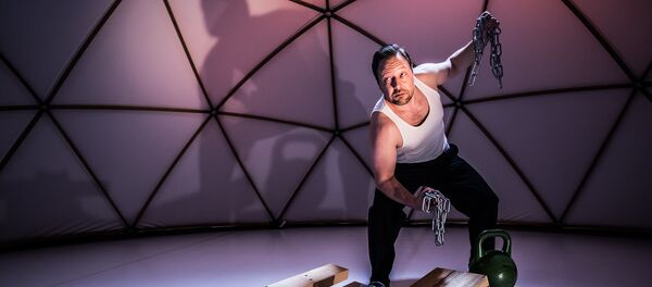 Šiuolaikinio cirko trupės Agit cirk artistas Sasu Peistola Šiuolaikinio cirko trupės Agit cirk artistas Sasu Peistola - Sputnik Lietuva