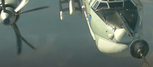 Воздушная дозаправка Ту-95МС в небе над Поволжьем - Sputnik Литва