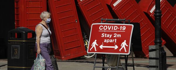Женщина в медицинской маске и плакат с призывом соблюдать социальную дистанцию на фоне скульптуры британского скульптора Дэвида Маха Out of Order в Лондоне, Великобритания Женщина в медицинской маске и плакат с призывом соблюдать социальную дистанцию на фоне скульптуры британского скульптора Дэвида Маха Out of Order в Лондоне, Великобритания - Sputnik Lietuva