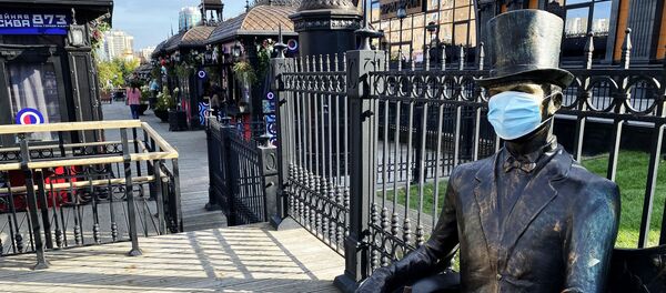 Памятник с медицинской маской Памятник с медицинской маской - Sputnik Lietuva