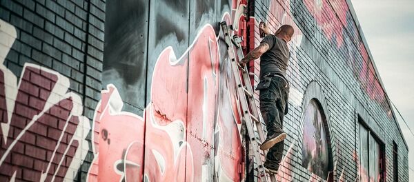Человек рисует граффити, архивное фото - Sputnik Литва