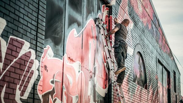 Человек рисует граффити, архивное фото - Sputnik Литва