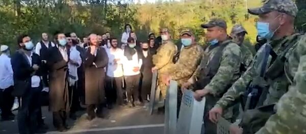 Украинские пограничники задержали на границе хасида, видео - Sputnik Литва