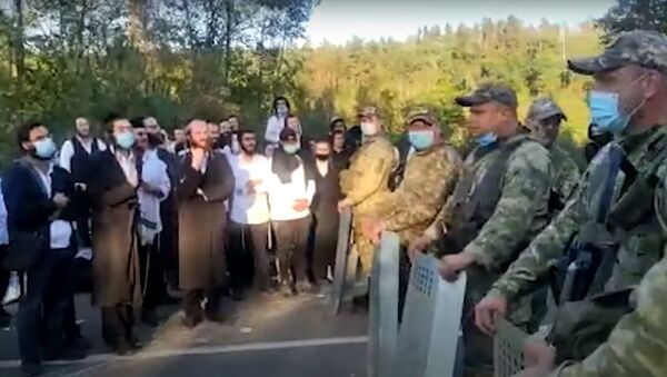 Украинские пограничники задержали на границе хасида, видео - Sputnik Литва
