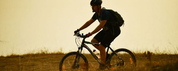 Мужчина едет на велосипеде, архивное фото Мужчина едет на велосипеде, архивное фото - Sputnik Lietuva