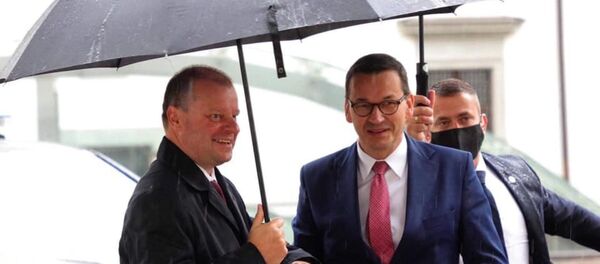 Премьер-министр Литвы Саулюс Сквернялис с польским коллегой Матеушем Моравецким - Sputnik Литва