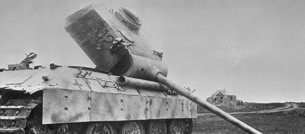 Подбитый немецкий танк брошен на поле боя Подбитый немецкий танк брошен на поле боя - Sputnik Lietuva