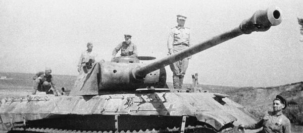 Sovietų kariai apžiūri vokiečių tanką. Kursko mūšis Sovietų kariai apžiūri vokiečių tanką. Kursko mūšis - Sputnik Lietuva