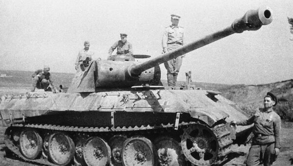 Sovietų kariai apžiūri vokiečių tanką. Kursko mūšis - Sputnik Lietuva
