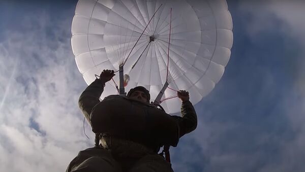 Минобороны РФ показало на видео воздушно-десантную тренировку морпехов - Sputnik Литва