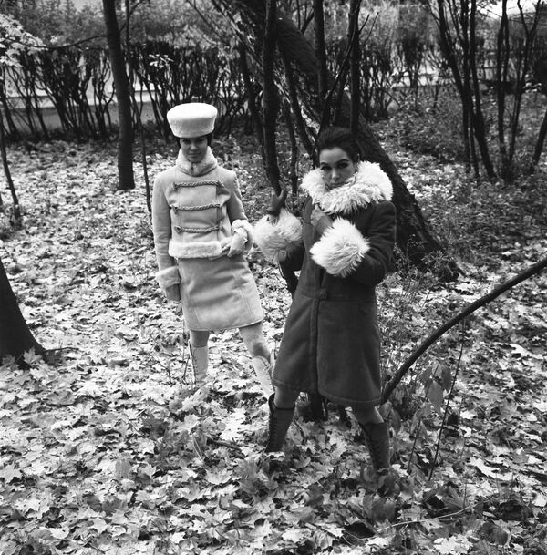 Демонстрация моделей верхней женской одежды сезона осень-зима 1968 года - Sputnik Литва