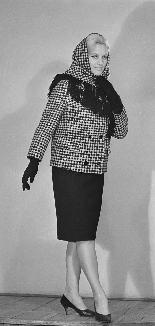 Манекенщица Общесоюзного дома моделей в жакете и палантине из коллекции весна-осень 1965 года - Sputnik Литва