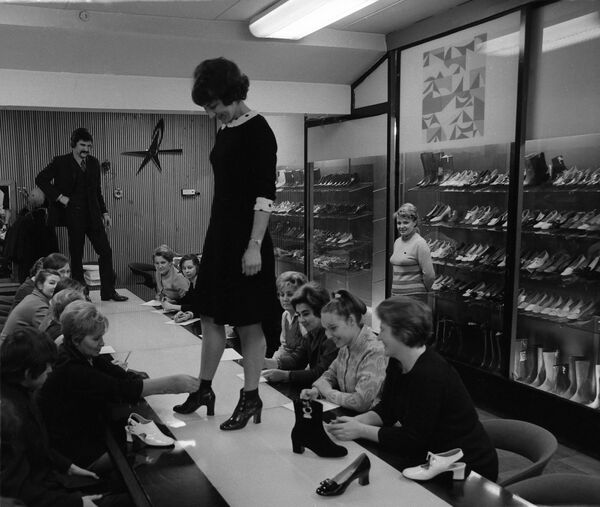 Демонстрация новой осенне-зимней коллекции московской обувной фабрики Парижская коммуна, 1972 год - Sputnik Литва