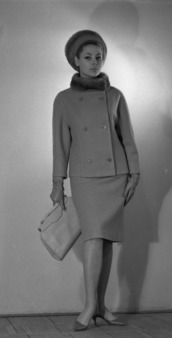 Манекенщица Общесоюзного дома моделей в пальто из коллекции осень-зима 1965 года - Sputnik Литва