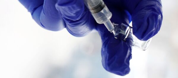 Медик готовит шприц с вакциной против сезонного гриппа - Sputnik Литва