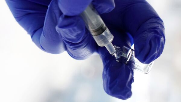 Медик готовит шприц с вакциной против сезонного гриппа - Sputnik Lietuva