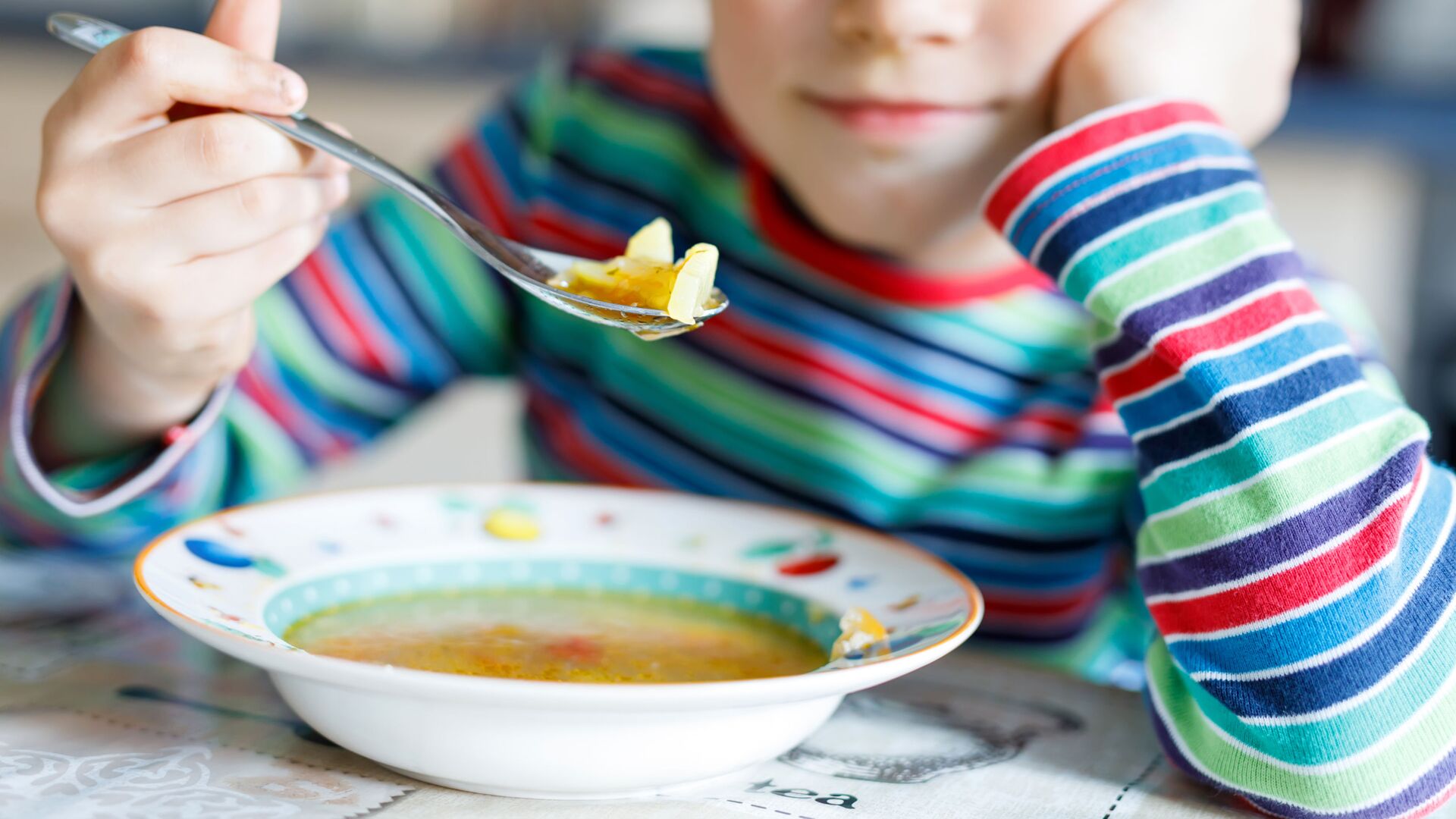 vaikas valgo sriubą, archyvinė nuotrauka - Sputnik Lietuva, 1920, 08.04.2021