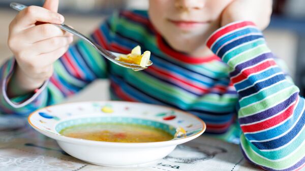vaikas valgo sriubą, archyvinė nuotrauka - Sputnik Lietuva