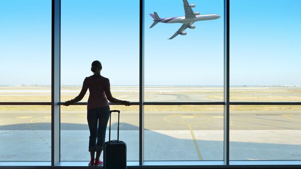 Девушка у окна в аэропорту - Sputnik Литва