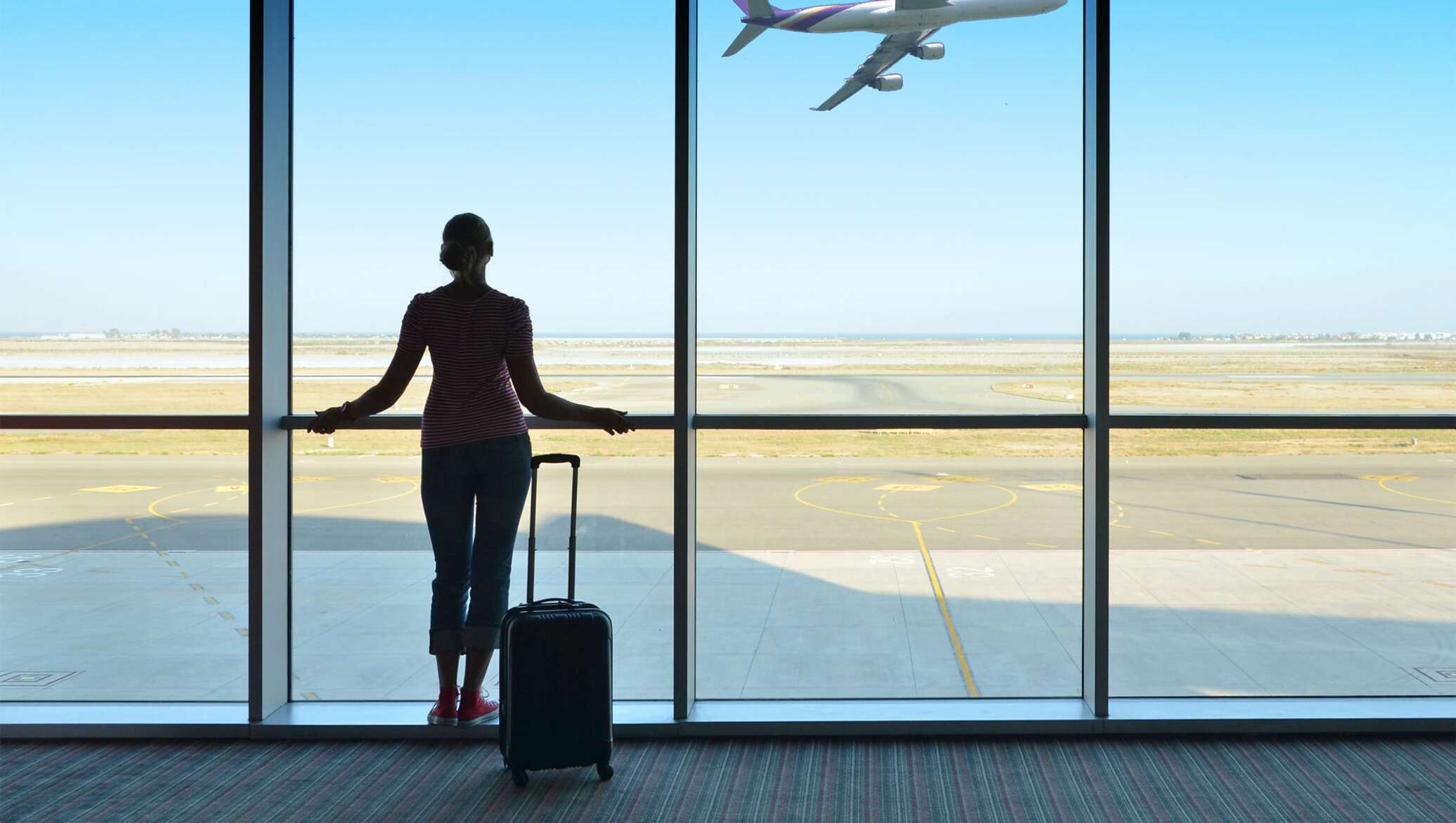 Самолет прощание. Девушка в аэропорту. Женщина с чемоданом в аэропорту. Окно аэропорта. У окна в аэропорту девушка.